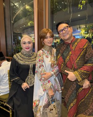 Inul Daratista Instagram - alhamdulillah💋🙏
Iftar Ramadhan mama Yenny Rachman
@jennyrachman18 💋
bersama bapakku @rennysutiyoso 😍
@eddiesadellia @alvinadam1