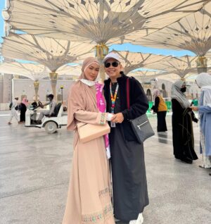 Inul Daratista Instagram - masyaa Allah tabarakallah😍
bisa di Rau dah sama ibu 😍 @mom_ayting92_  @ayutingting92 senangnyaa ditemani ibu 💋😍😍😘🙏
ayah Ojak dan team @bakkahtravel