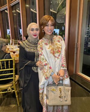 Inul Daratista Instagram - alhamdulillah💋🙏
Iftar Ramadhan mama Yenny Rachman
@jennyrachman18 💋
bersama bapakku @rennysutiyoso 😍
@eddiesadellia @alvinadam1