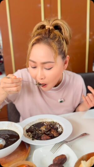 Inul Daratista Instagram - terlebih dahulu saya minta maaf yg sebesar2nya, krn saya promosi jualan RAWON saya di saat pd puasa🙏💋

yah namanya juga usaha…. 🙏
yg penting hallal yah guys… 😍
monggo yg mau order buat buka puasa atau santap sahur, Rawon buatan saya🙏
blm sempat bikin Rumah makannya cuma bisa terima orderan manual dan PO 👍😁
uenak tenan rawonku … 
bumbune pilihan smua …
dagingnya tiap hari dikirim dr tukang jagal sapi jadi Fresh ga masuk simpan tandon👍
rawon tanpa lemak, 👍😘ala jenk Minul👍
silahkan pesan disini japri 
👉 @dapur.jenkminul 
WA 0888-1899-999