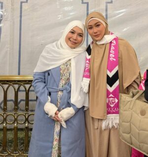 Inul Daratista Instagram - masyaa Allah tabarakallah😍
bisa di Rau dah sama ibu 😍 @mom_ayting92_  @ayutingting92 senangnyaa ditemani ibu 💋😍😍😘🙏
ayah Ojak dan team @bakkahtravel