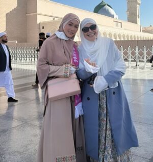 Inul Daratista Instagram - masyaa Allah tabarakallah😍
bisa di Rau dah sama ibu 😍 @mom_ayting92_  @ayutingting92 senangnyaa ditemani ibu 💋😍😍😘🙏
ayah Ojak dan team @bakkahtravel