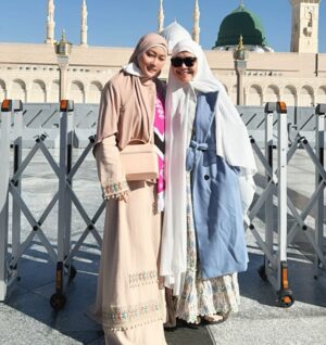 Inul Daratista Instagram - masyaa Allah tabarakallah😍
bisa di Rau dah sama ibu 😍 @mom_ayting92_  @ayutingting92 senangnyaa ditemani ibu 💋😍😍😘🙏
ayah Ojak dan team @bakkahtravel