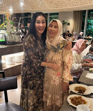 Inul Daratista Instagram - lho💕💋💋
emakku lihat ada Bu Iis dahlia juga sm keluarganya. dinner bukber family.
‘Nul Fotoin aku sm Iis dahlia itu loh mumpung mendekat😁🤣 aku fotoin😁
@isdadahlia 💕🙏💋😍
lha abis difoto bilangnya ..
iis iku uayuuu yooo… wajahe  nggilap🤣klemis,sumeh , trus aku jawab lagi …
dia tuh orgnya Rameee , brisik, heboh mak.
kapan2 tak jak syuting yah biar tau kalo ruame  orgnya wkwkwkwkw❤️💋🙏😇💕