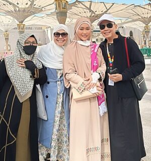 Inul Daratista Instagram - masyaa Allah tabarakallah😍
bisa di Rau dah sama ibu 😍 @mom_ayting92_  @ayutingting92 senangnyaa ditemani ibu 💋😍😍😘🙏
ayah Ojak dan team @bakkahtravel