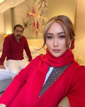 Inul Daratista Instagram - sekedar cerita saat dikamar💕🤭
yaaaank….. semua artis pd ritual manja 
nang korea ooerasi wajah biar tambah cantik dan muda lagi, aku pengeeeeen….!?

jawab si kumis… heem,🤫boleh !! 

aku jawab lagi… asiiikk,  siapin jadwal kosong ya yank sekalian sangune🤭😁

jawaban ending yg memBagongkan :;

nanti pas kamu pulang jgn kaget klo aku dirumah sdh ada Inul dgn wajah yg dulu aku suka, hidungnya  ga berubah💕 bibir mungilnya yg tiap hari di uwel uwel💕
matanya yg sipit  aku suka 💋
nasehatnya “; 
 klo mau cantik pake kamera jahat ajalah🤣🤣🤣 njiirrrrr wkwkwkwk ….
aku suka kamu apa adanya g berubah.
cantik jg sesaat aja bungkusnya doank.
tuwek itu pasti… daleman juga akan ttp  ga berubah🤣🤣🤣 dan aku ttp tresno karo inul yg apa adanya !!! 
lihat di tiktok / IG  kan byk tutorial wajah biar kencang pake plaster😩🫣
beli lakban !!🤪🤓🥸🥸🥸
serasa nyalon ga cukup yah🧐 niru niru yg lain … nanti saja skrg msh cantik poll…
nantinya kapan ?? ya kapan kapan nul !!🥸
aku nyinyir dlm hati :; 
Njiiiiirrrr…!!!! dasar manusia jadul !! 🥸🥸🥸
singkat cerita…
klo aku cantik krn terpaksa aku pake FILTER🤣🤣🤣🥸🥸🥸
aslinya yah lumayanlah , cantik juga 😜😎
meski tdk se bening yg pd pulg dr korea.
drpd di pecat jd bini’adam susrno🙃🥸

nunggu dia mabok dulu kali yah 🤣🤣🤣
keinginan kepingin ada .
kesempatan ada .
 endingnya  drpd kumis berpaling mending gak usah !! 
tuwek tuwek ajalah Babahno😍