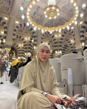 Inul Daratista Instagram - #masyaallahtabarakallah ❤️

sholat paling enak kudu  mepet  jejer air zam zam pancene🤣😁 
hauss lgsg pencett 🤣🤣🤣🫰👍
sekalian buat sandaran …alih2 pegel boyok’e🤣🤣🤣😁😁😁🫰