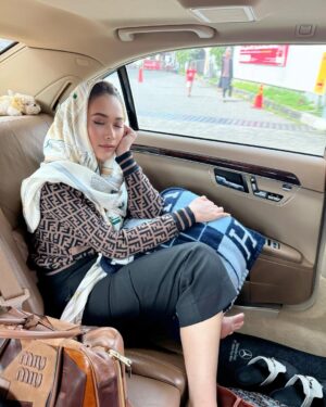 Inul Daratista Instagram - yg lain sabtu -minggu leyeh2❤️
aku  sik kerjo… meski ngantuk ,lemes, maless🫣🤫🤭💋
semangat para pencari cuan💪
maklum demi THR dan gaji dobel2 karyawan saat mau lebaran🫣

jgn lupa yah daerah Jakarta bbrp Karaoke INUL VIZTA @inulviztaofficial msh ada yg buka klo mau mampir nyanyi ,bbpr tutup sesuai aturan Perda tiap daerah 🙏

klo mau bukber silahkan juga … ada menu2 enak kok di tempat saya 🎤🎼👍
klo mau makan korean food  mampir kesini saja @yongdaeri.koreanbbq 
pasti puas .

bisa bukber rame2 di sini juga @vibezrestoandlounge 
😴😴😴😴😴🥱😴🥱😴🥱😴🥱
ngantuk puoll ya gustiiiii😵‍💫🥱😴
