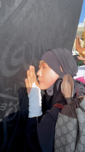 Inul Daratista Instagram - Allah ya Rabb😭
Kembalikan aku ke sini lagi dlm keadaan sehat dan dgn org2 terkasihku, smua doaku kabulkan ya Rabb🤲😘

Suwoon udah sempetin candid ditengah2 suasana yg sangat crowded ini mbak @aryani_dewy