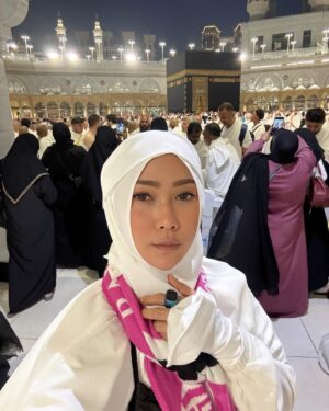 Inul Daratista Instagram - #labbaikallahummalabbaik 
17 thn yg lalu aku melaksanakan Haji Besar.
sekarang Umroh setelah janji ku sm Allah jika dikaruniai anak lelaki, dan diberikan
 sehat juga rezeki yg seperti air mengalir…bisa memberangkatkan byk org ke sini utk berhaji dan umroh… alhamdulillah😇

dan skrg aku datang lagi dg do’a yg lebih byk lagi😇semoga Allah kabulkan aamin 😇
#mekkah