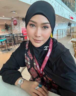 Inul Daratista Instagram - Bismillah, 😇😇💋
Dulin sik nge Charge ati ampela😘😁
ben makin asik hidup ini😁😘🫰💋❤️
@bakkahtravel @kajibajuri 
@aryani_dewy @ariek.yhien 
@riris_taurista @djayagiza

standby yo sayang2ku para followers dan neti2 yg cuma iseng ngintip2.
aku akan bikin GA yg asik  di makkah nanti , buat kalian sayang2ku😘👍🫰💋💋

#allahummashollialasayyidinamuhammadwaalaalisayyidinamuhammad 
#allahummabarik 
#bismillah #masyaallahtabarakallah