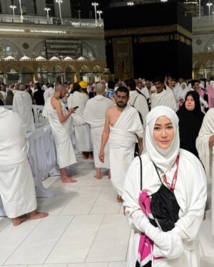 Inul Daratista Instagram - #labbaikallahummalabbaik 
17 thn yg lalu aku melaksanakan Haji Besar.
sekarang Umroh setelah janji ku sm Allah jika dikaruniai anak lelaki, dan diberikan
 sehat juga rezeki yg seperti air mengalir…bisa memberangkatkan byk org ke sini utk berhaji dan umroh… alhamdulillah😇

dan skrg aku datang lagi dg do’a yg lebih byk lagi😇semoga Allah kabulkan aamin 😇
#mekkah