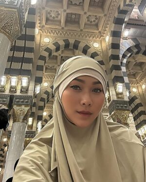 Inul Daratista Instagram - Dunia dan Waktu tdk akan pernah memberi kita kesempatan ke2🥲😭
dan aku bukan org sempurna.
krn aku msh belajar  sampai hari ini utk jd  ibu yg baik,istri yg baik dan baik sesungguhnya di mata Allah🙏😇
maka aku tdk akan berhenti belajar ❤️
apapun yg hrs dipelajari …belajar jujur dlm hidup.
belajar agar Allah tdk marah dan sayang terus sama kita😇
dan belajar itu bukan tentang cari uang saja !! 
tapi belajar tentang bagaimana hidup jd berkah didunia  dan selamat  di hari pembalasan 😇😇😇😇
selamat berpuasa , stand by yah. hehehe…😍❤️✅💋👍