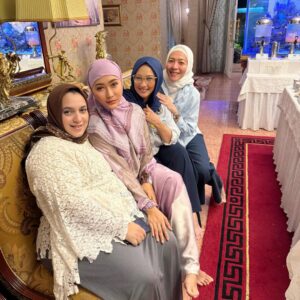 Inul Daratista Instagram - Bismillah semoga Allah lancarkan dan mudahkan Ibadah kami😇❤️💋
aamiin allahumma aamin 💋