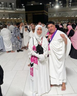 Inul Daratista Instagram - #labbaikallahummalabbaik 
17 thn yg lalu aku melaksanakan Haji Besar.
sekarang Umroh setelah janji ku sm Allah jika dikaruniai anak lelaki, dan diberikan
 sehat juga rezeki yg seperti air mengalir…bisa memberangkatkan byk org ke sini utk berhaji dan umroh… alhamdulillah😇

dan skrg aku datang lagi dg do’a yg lebih byk lagi😇semoga Allah kabulkan aamin 😇
#mekkah