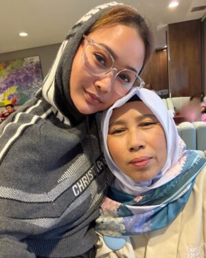Inul Daratista Instagram - Nemenin si emak medical check Up di RSPI
waktune cek ricek hehehe 
sehat 💪biar aku ditransf doa terus😁🥰
biar bs nemenin aku mantu punya cucu anakku jd org sukses lihat smua cucune sdh jd org hebat semua aamin 🥰💕
#sayangemak