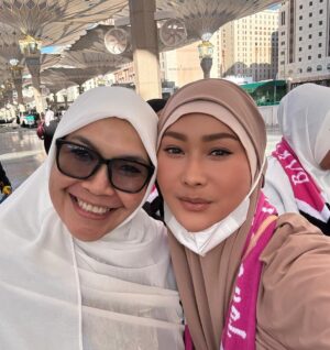 Inul Daratista Instagram - masyaa Allah tabarakallah😍
bisa di Rau dah sama ibu 😍 @mom_ayting92_  @ayutingting92 senangnyaa ditemani ibu 💋😍😍😘🙏
ayah Ojak dan team @bakkahtravel