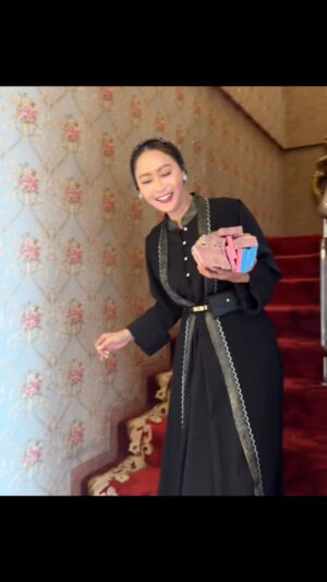 Inul Daratista Instagram - melu kekinian 🤣biar ga kelihatan wong lawas 😂🤣🤭
 bagi THR ikutan yg lagi rame 😂😂😂🤣💋💃💃💃 💃💃😍😂🤪🤣😜

cuma konten aja tar duite dikumpulin lagi
nggo mbayar tukang kridit  wkwkwkwkwkwkw😂😜🤪🤣 ( bercanda😂🤪) 
pasti onok sing ga percoyoo hahaha