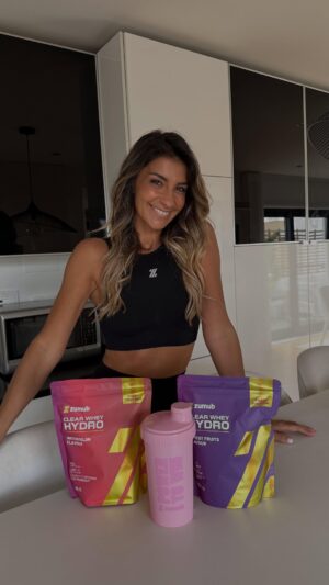 Isabel Figueira Instagram - Bom dia ✨
Comece o dia com foco, energia e proteína de qualidade!
O Clear Whey Hydro da Zumub é o meu aliado pós-treino para manter os resultados e ainda cuidar do sabor.
Favorito do momento: Melancia & Frutos Tropicais!

Treino feito, proteína em dia, metas no radar.
#PowerToWin #Zumub #ClearWhey #VidaSaudável #fitnesslife