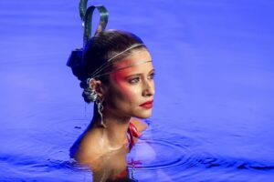 Isadora Cruz Instagram - Uh uh ah, uh uh ah 💦 Vem aí uma nova abertura do #Fantástico! 

Como parte da comemoração dos 60 anos da @tvglobo , o Show da Vida vai sair da água de novo, ou melhor, Isadora Cruz que vai representar essa cena tão marcante. 

O objetivo é representar o nascimento, iluminar a potência feminina, a reconstrução do mundo a partir dela e o amanhecer de um novo dia. O mundo mágico surgindo através da mulher.

“É um presente poder representar isso e mostrar um olhar para o futuro, fazendo uma releitura para o que está por vir. O futuro do olhar da sociedade para a mulher, para a beleza, que vai para além da imagem, do corpo, e enaltece o poder feminino dando origem da vida a partir da mulher. A saída da água tem esse simbolismo, representa o renascimento”, ressalta a atriz.

Adoramos, Isadora! E a gente não vê a hora dessa estreia. Anota aí, dia 27 de abril durante a maratona de aniversário da Glô! 🎉💜

📷 Globo/Estevam Avellar