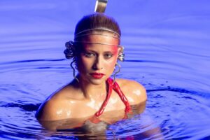Isadora Cruz Instagram - Uh uh ah, uh uh ah 💦 Vem aí uma nova abertura do #Fantástico! 

Como parte da comemoração dos 60 anos da @tvglobo , o Show da Vida vai sair da água de novo, ou melhor, Isadora Cruz que vai representar essa cena tão marcante. 

O objetivo é representar o nascimento, iluminar a potência feminina, a reconstrução do mundo a partir dela e o amanhecer de um novo dia. O mundo mágico surgindo através da mulher.

“É um presente poder representar isso e mostrar um olhar para o futuro, fazendo uma releitura para o que está por vir. O futuro do olhar da sociedade para a mulher, para a beleza, que vai para além da imagem, do corpo, e enaltece o poder feminino dando origem da vida a partir da mulher. A saída da água tem esse simbolismo, representa o renascimento”, ressalta a atriz.

Adoramos, Isadora! E a gente não vê a hora dessa estreia. Anota aí, dia 27 de abril durante a maratona de aniversário da Glô! 🎉💜

📷 Globo/Estevam Avellar
