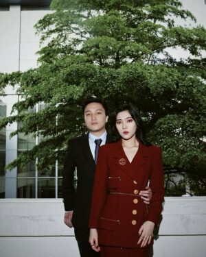 Isyana Sarasvati Instagram - CONGRATULATIONS, Sp.KJ kuuu @rayhanmaditra__ 🐹✨

Soo proud of youuu! Nemenin km dari langkah pertama di fakultas kedokteran hingga hari ini, akhirnya mami resmi menjadi seorang dokter spesialis. 13 tahun perjalanan menuntut ilmu, sama sekali ga mudah, aku melihat sendiri setiap pasang surutnya, gimana lelahnya km setiap hari, sulitnya membagi waktu antara ini dan itu, dan banyak lagi pengorbanan yang kamu lakukan untuk bisa melewati ini semua. Mami hebat, hebat piu inyo banggiu. Keteguhan hati dan semangat yang luar biasa membuat km berhasil melewati semuanya. Aku selalu percaya bahwa km diciptakan untuk hal-hal besar, dan hari ini adalah bukti nyata dari semua kerja keras dan dedikasimu.

Sekarang, waktunya km rehat sejenak dan menikmati dunia ini. Ayoo kita jalani petualangan bersama, seperti yang selalu kita impikan sejak duluu 🥳🚀✨💋🤍