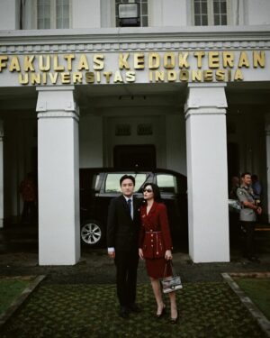 Isyana Sarasvati Instagram - CONGRATULATIONS, Sp.KJ kuuu @rayhanmaditra__ 🐹✨

Soo proud of youuu! Nemenin km dari langkah pertama di fakultas kedokteran hingga hari ini, akhirnya mami resmi menjadi seorang dokter spesialis. 13 tahun perjalanan menuntut ilmu, sama sekali ga mudah, aku melihat sendiri setiap pasang surutnya, gimana lelahnya km setiap hari, sulitnya membagi waktu antara ini dan itu, dan banyak lagi pengorbanan yang kamu lakukan untuk bisa melewati ini semua. Mami hebat, hebat piu inyo banggiu. Keteguhan hati dan semangat yang luar biasa membuat km berhasil melewati semuanya. Aku selalu percaya bahwa km diciptakan untuk hal-hal besar, dan hari ini adalah bukti nyata dari semua kerja keras dan dedikasimu.

Sekarang, waktunya km rehat sejenak dan menikmati dunia ini. Ayoo kita jalani petualangan bersama, seperti yang selalu kita impikan sejak duluu 🥳🚀✨💋🤍