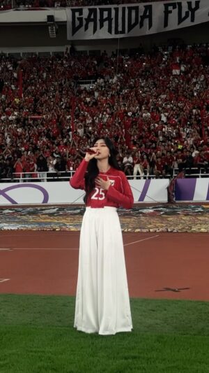 Isyana Sarasvati Instagram - BANGGA, HARU, MERINDING JADI SATU‼️

@isyanasarasvati jadi bagian dari kemenangan Indonesia 🇮🇩

#IsyanaSarasvati #SarasvatiStage
#AFCAsianQualifiersRoadto26
#TimnasGaruda