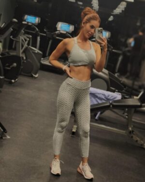 Jackie Sauza Instagram - Lo que no te mata te hace más fuerte así que dale ✨✨✨