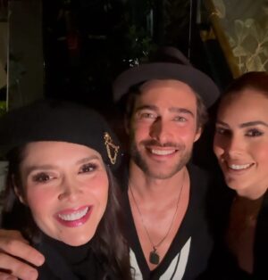 Jackie Sauza Instagram - Que buena noche la de anoche 🎈 compartiendo con mis compañeros de 🎥 @meatrevoaamarte del Cumple de nuestro querido @rodrigoguirao 🎉 🥳