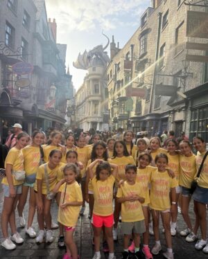 Jacqueline Bracamontes Instagram - Fin de semana de pura celebración por el cumpleaños 12 de Jacky en @universalorlando! 🎢  Mil gracias por esta experiencia increíble, estamos disfrutando al miiiiil! #UniversalOrlando”