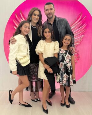 Jacqueline Bracamontes Instagram - Una noche inolvidable en la inauguración de @hellandheavenstudio !!! Felicidades @henryfountains y @ednamonroy !!! Mucho éxito!!! Felices celebrando en familia @mft07 ❤️😍🤩🎉