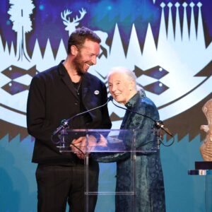 Jane Goodall Instagram - ✨ A night to remember! ✨

This week, Dr. Jane Goodall was honored with the Lifetime Achievement Award at the Sierra Club Trail Blazers Ball, recognizing her steadfast dedication to conservation and advocacy. To make the evening even more special, Chris Martin (@coldplay) serenaded Jane for her 91st birthday! 🎶🎂💚

She was honored alongside other incredible leaders working to create a better future for our planet. A huge thank you to sierraclub for this meaningful recognition and for bringing together so many passionate changemakers. 🌍✨

📸 Getty Images for Sierra Club
.
.
.
#JaneGoodall #JaneGoodallInstitute #JGI #Hope #HopeInAction #SierraClub #Conservation #Trailblazer #LifeTimeAchievementAward #TrailBlazersBall
