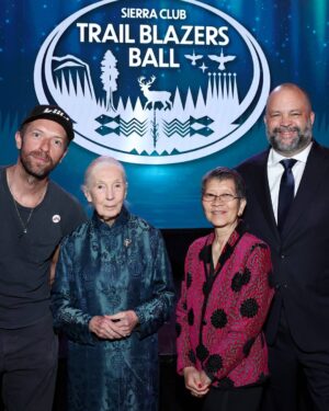 Jane Goodall Instagram - ✨ A night to remember! ✨

This week, Dr. Jane Goodall was honored with the Lifetime Achievement Award at the Sierra Club Trail Blazers Ball, recognizing her steadfast dedication to conservation and advocacy. To make the evening even more special, Chris Martin (@coldplay) serenaded Jane for her 91st birthday! 🎶🎂💚

She was honored alongside other incredible leaders working to create a better future for our planet. A huge thank you to sierraclub for this meaningful recognition and for bringing together so many passionate changemakers. 🌍✨

📸 Getty Images for Sierra Club
.
.
.
#JaneGoodall #JaneGoodallInstitute #JGI #Hope #HopeInAction #SierraClub #Conservation #Trailblazer #LifeTimeAchievementAward #TrailBlazersBall