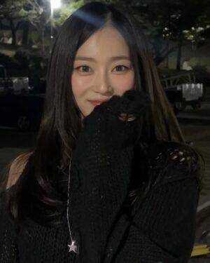 Jang Ye-eun Instagram - 🖤✨