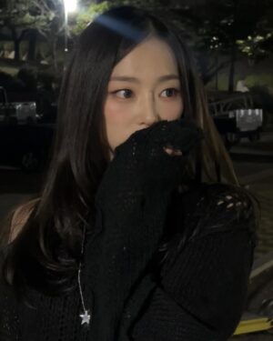 Jang Ye-eun Instagram - 🖤✨