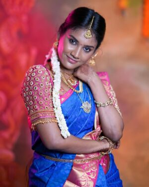 Jasmine Parveen Instagram - Kanima😉✨
.
.
.
Mua: @kanchans_carving 
Blouse: @reshmi_boutique_ 
Jewels: @gold_copy1486 
Place: @illusion_studios_ 
Pc: @gokul_krishnan_1010