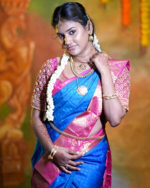 Jasmine Parveen Instagram - Kanima😉✨
.
.
.
Mua: @kanchans_carving 
Blouse: @reshmi_boutique_ 
Jewels: @gold_copy1486 
Place: @illusion_studios_ 
Pc: @gokul_krishnan_1010
