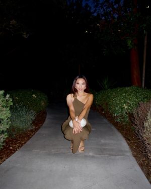 Jeannie Mai Instagram - Dump..but make it sexy 🤌

Also, have you seen #Opus? I’m so proud of my talented friend @steph_shep in her new flick @opusmovie written and directed by @markanthonygreen Guys, I haven’t watched ANYTHING that thrilling in a minute😱 in theaters now!🍿