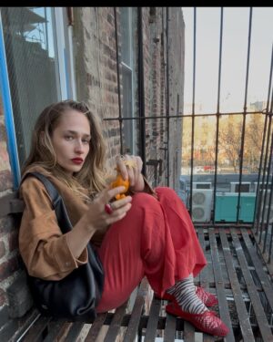 Jemima Kirke Instagram - You’d look good wearing a paper bag too. @bimbaylola #paperbag