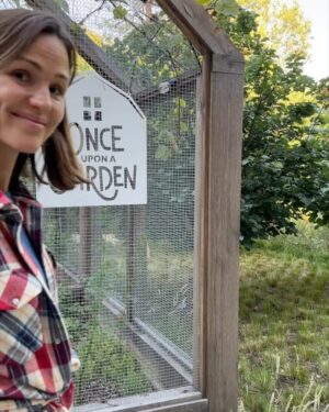 Jennifer Garner Instagram - Welcome to growing season. 🌱🌺🌻