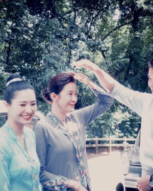 Jesseca Liu Instagram - 今晚9点，别忘了在8频道继续收看《小娘惹之翡翠山》，与我一起见证李淑琴的故事发展。期待你的观后感。
#小娘惹之翡翠山 #李淑琴 #看完23集的别剧透呀 #请问有人看的出第5张照片右手边的好心人是谁吗