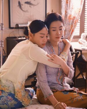 Jesseca Liu Instagram - 今晚9点，别忘了在8频道继续收看《小娘惹之翡翠山》，与我一起见证李淑琴的故事发展。期待你的观后感。
#小娘惹之翡翠山 #李淑琴 #看完23集的别剧透呀 #请问有人看的出第5张照片右手边的好心人是谁吗