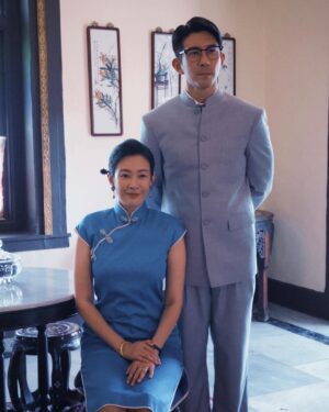 Jesseca Liu Instagram - 今晚9点，别忘了在8频道继续收看《小娘惹之翡翠山》，与我一起见证李淑琴的故事发展。期待你的观后感。
#小娘惹之翡翠山 #李淑琴 #看完23集的别剧透呀 #请问有人看的出第5张照片右手边的好心人是谁吗