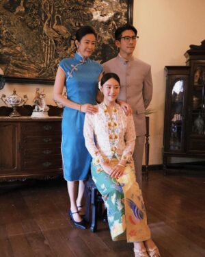 Jesseca Liu Instagram - 今晚9点，别忘了在8频道继续收看《小娘惹之翡翠山》，与我一起见证李淑琴的故事发展。期待你的观后感。
#小娘惹之翡翠山 #李淑琴 #看完23集的别剧透呀 #请问有人看的出第5张照片右手边的好心人是谁吗