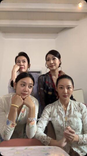 Jesseca Liu Instagram - 《我们是这样把角色 cast 回来的》

有点忙，我就不加字幕效果了，各位自行体会细节 🤓

Guide: 四位演员中间想像一条虚线隔开，或拿一张纸盖着分开看，它们代表两个世界的人类呵呵～～ 

#小娘惹之翡翠山
#EmeraldHill

@mediacorp.re.dian