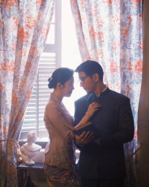Jesseca Liu Instagram - 今晚9点，别忘了在8频道继续收看《小娘惹之翡翠山》，与我一起见证李淑琴的故事发展。期待你的观后感。
#小娘惹之翡翠山 #李淑琴 #看完23集的别剧透呀 #请问有人看的出第5张照片右手边的好心人是谁吗