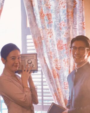Jesseca Liu Instagram - 今晚9点，别忘了在8频道继续收看《小娘惹之翡翠山》，与我一起见证李淑琴的故事发展。期待你的观后感。
#小娘惹之翡翠山 #李淑琴 #看完23集的别剧透呀 #请问有人看的出第5张照片右手边的好心人是谁吗