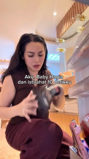 Jessica Iskandar Instagram - Wanita sibuk adalah ibu menyusui yang mengejar berat badan ideal bayi. Bayi menyusui tiap 2 jam. Tiap menyusu 30 menit, kemudian sendawa 20 menit, dilanjutkan pompa ASI lagi 30 menit. Pindahin susu ke plastik, toilet, ganti popok anak, makan snack. Kemudian ulang lagi karena bayi sudah bangun. Begitu terus sepanjang hari.