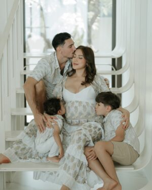 Jessica Iskandar Instagram - Our family is growing 🩷
And we are growing stronger! 

Photo @momentsbygin_ 
Makeup @lonamakeup
Hair @gracesusan.ck
All outfits @paulropp 
Location @saba.estate